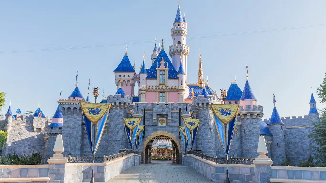 Veja a imagem sleeping beauty castle exterior 16x9 1